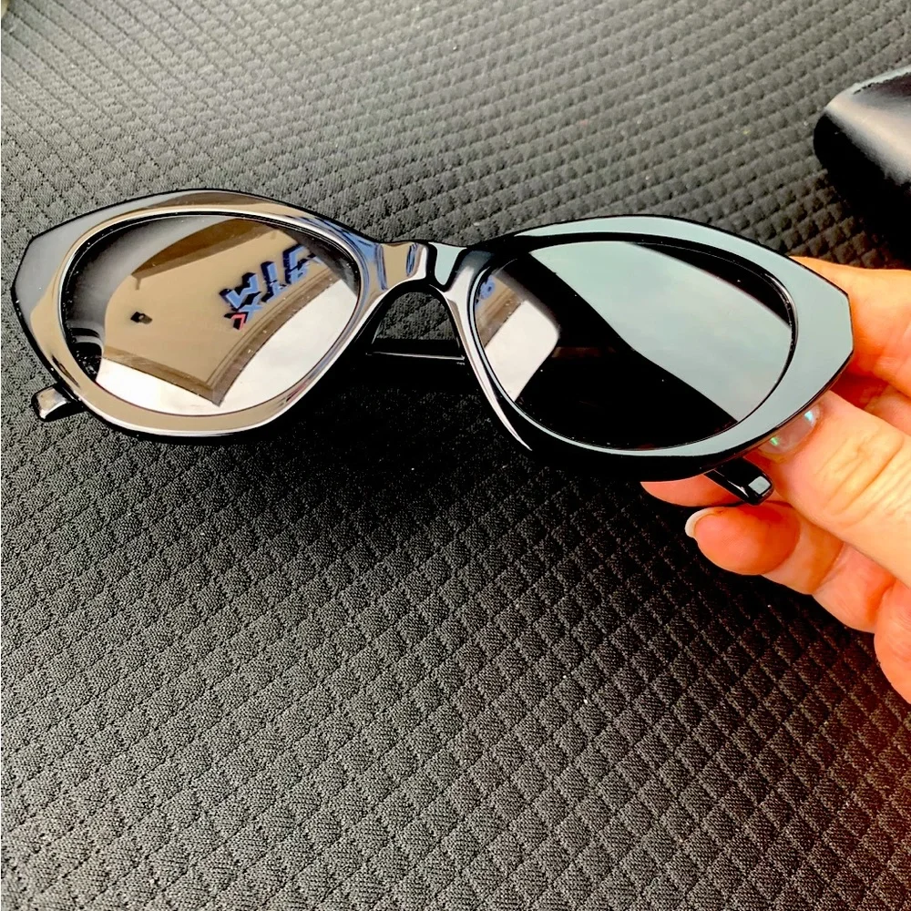 Chic Black Sunglasses - Picture 5 of 11